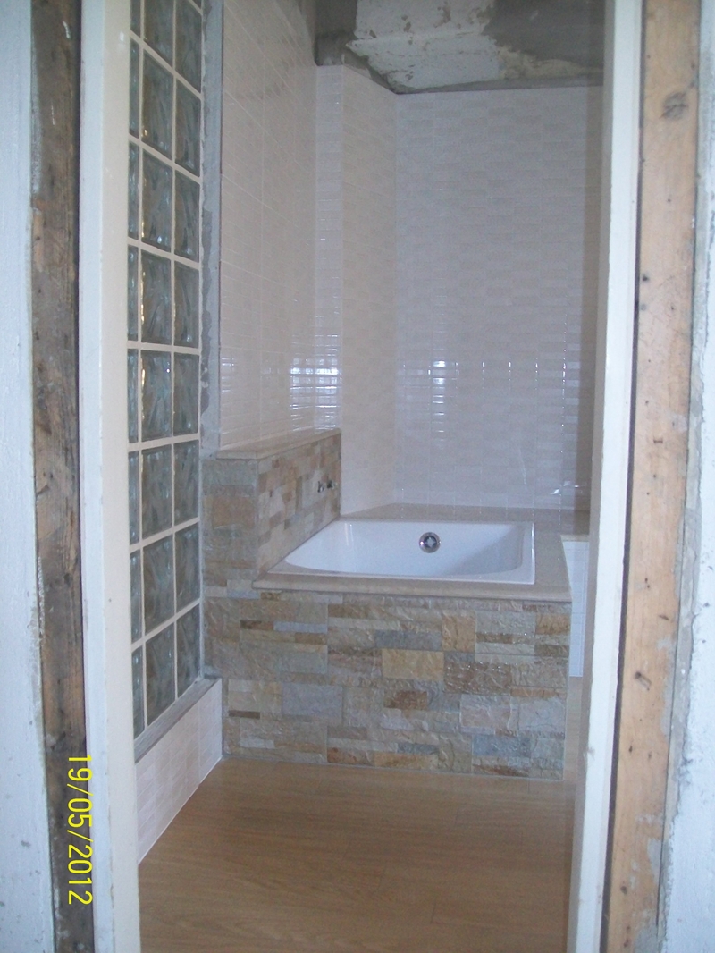 Realizzazione bagno con rivestimento in pietra